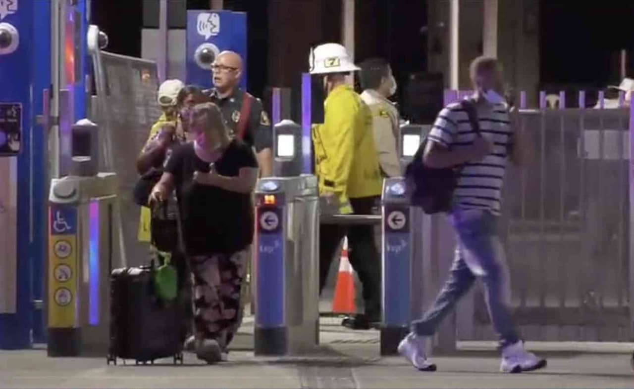 El tiroteo se reportó alrededor de las 7:40 p.m. de este viernes, cuando se dio una disputa dentro del tren de la Línea C (Verde) en dirección Este el cual salió de la estación Avalon en el sur de Los Ángeles.