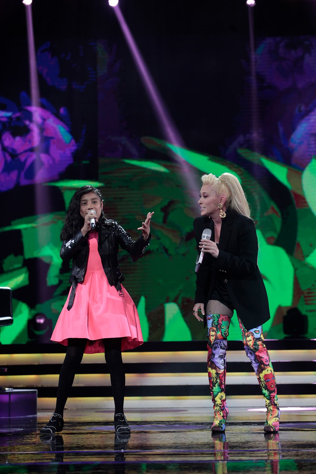 Adilene tuvo la responsabilidad de interpretar junto a la jarocha un clásico de su carrera: ‘La maldita primavera’.