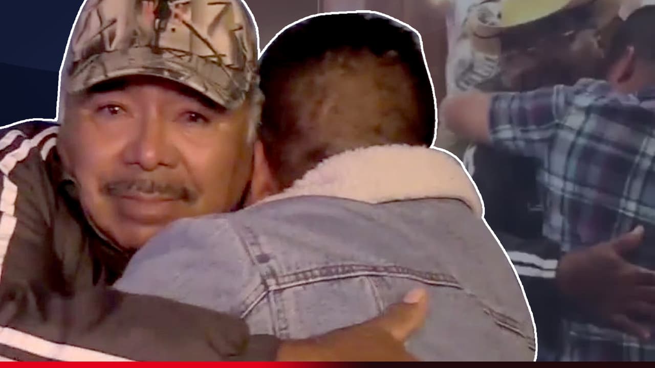 Conmovedor abrazo de un padre con sus hijos inmigrantes tras 16 años de separación