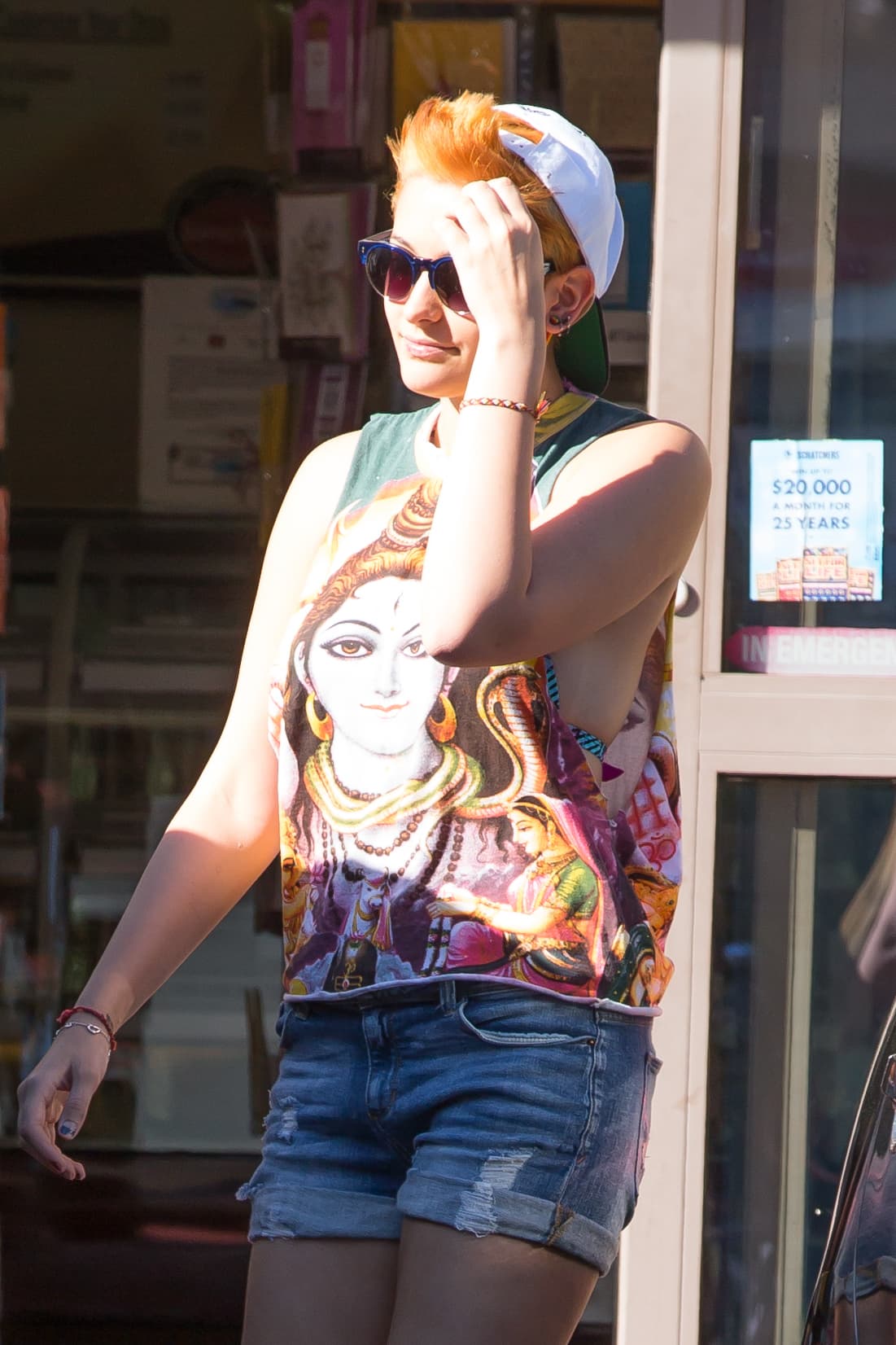La chica decidió cortarse el cabello hasta el cuello y teñirlo de naranja.