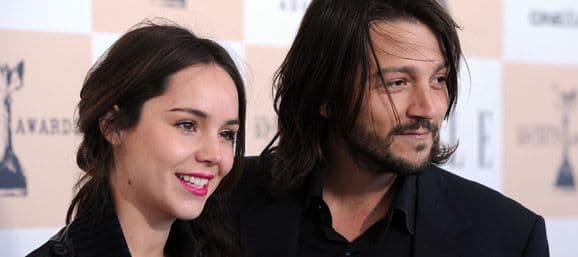 Tras dedicarse por varios años a ser mamá de Jerónimo y Fiona, en abril de 2012 la sobrina de Thalía lanzó su primer material discográfico bajo el nombre 'Ella y el muerto', donde la también actriz apareció con un estilo gótico que desencadenó diversas críticas.