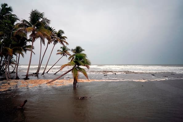 Mientras Puerto Rico todavía se recupera del huracán María, la tormenta tropical Karen apuntó hacia el territorio estadounidense.
