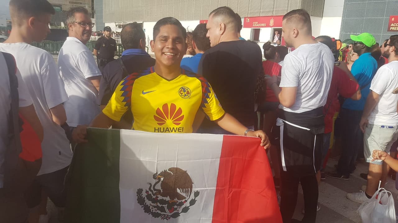 Desde Yucatán, un americanista viajó a España para ver en acción a su ídolo Sergio Ramos