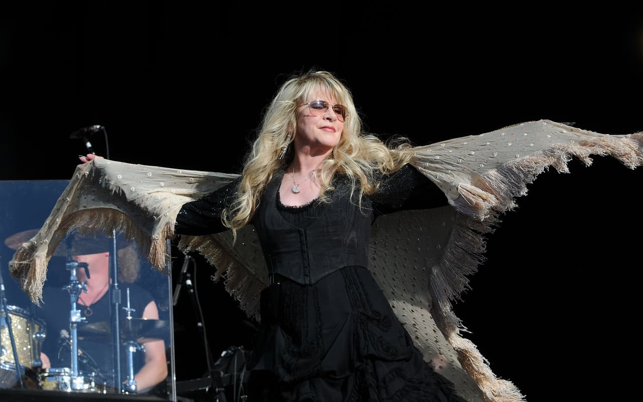 <h2 class="cms-H2-H2">Stevie Nicks</h2>
<br>
<br>La vocalista de la legendaria banda Fleetwood Mac vendió el 80% de su catálogo, valuado en 100 millones de dólares, a la empresa Primary Wave. Algunas de las canciones son de las más conocidas de Nicks, como “Dreams” y “Edge of Seventeen”.