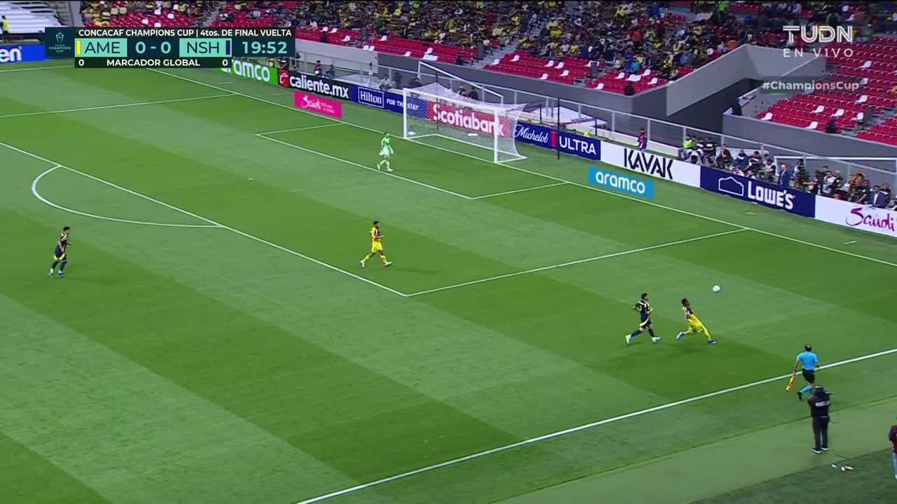 ¡CERCA! Álex Zendejas disparó que se estrella en el poste.