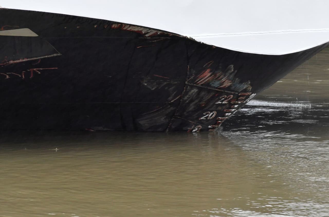 Imágenes muestran daños en el casco del barco hotel "Viking Sigyn" en el río Danubio, en lo que las autoridades presumen fue una colisión con el barco turístico.