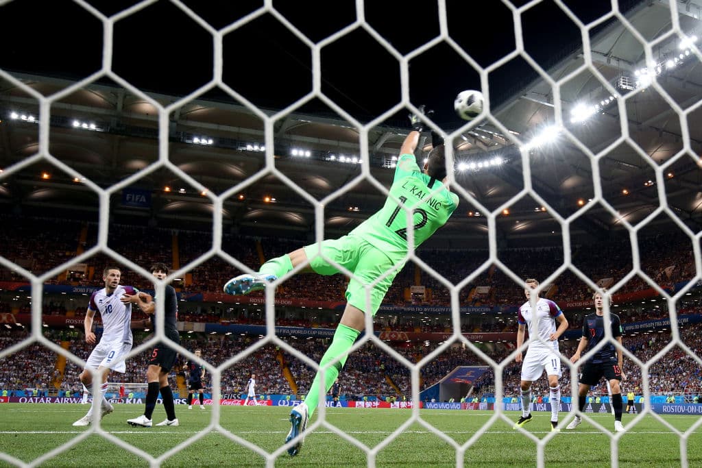 Kalinic se estiró cuand largo es para atajar el disparo del jugador islandés, dándole vida a los croatas ante el fuerte cierre que tuvieron los nórdicos en los minutos finales del primer tiempo.