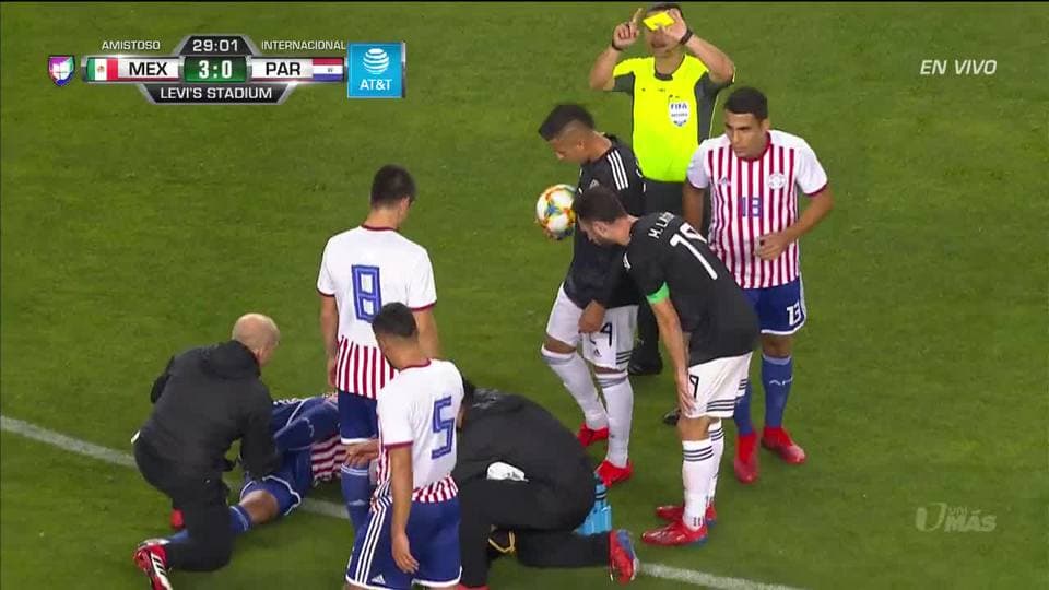 Tarjeta amarilla. El árbitro amonesta a Erick Gutiérrez de Mexico