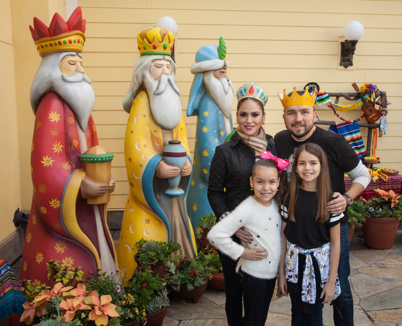 Tal parece que Poncho Lizárraga sigue disfrutando de sus vacaciones y este pasado 6 de enero, acudió a Disney junto a su esposa Celia Correa y sus hijas, Celia Sofia e Ivanna.