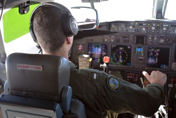 Las autoridades australianas indicaron que la búsqueda con radares del avión malasio desaparecido el pasado 8 de marzo con 239 personas a bordo ha sido infructuosa y replantearon una "estrategia visual" para localizar los posibles restos del aparato en el océano Índico. Dos aeronaves con "observadores entrenados" asomados a las ventanillas rastrean una zona de la extensión de la península Ibérica al suroeste de Australia, mientras otras dos se encuentran en camino para peinar la región donde ayer fueron detectados en unas imágenes de satélite dos objetos que podrían pertenecer a la aeronave. Un avión P3 Orion de las Fuerzas Aéreas australianas regresó este viernes a su base después de sobrevolar sin resultados positivos el lugar, señaló Young. Tony Abbott, declaró que harán "todo lo posible" para encontrar y confirmar si los restos pertenecen al vuelo MH370. "Ahora mismo podrían ser unos contenedores que han caído de un barco, nosotros no sabemos", advirtió Abbott.