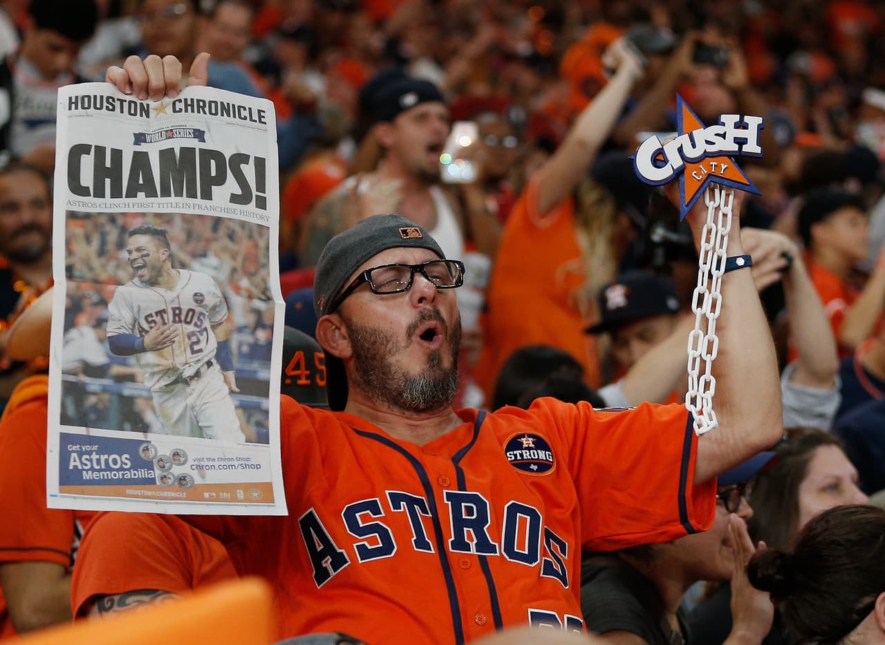 La alegría y emoción se tomó a los todos los hinchas de Houston Astros campeón de la Serie Mundial, entre los más jóvenes y algunas bellas mujeres, en una celebración gigante.