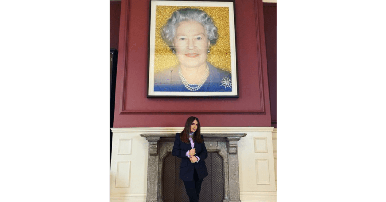 Salma Hayek posó junto a un retrato de la reina Isabel II