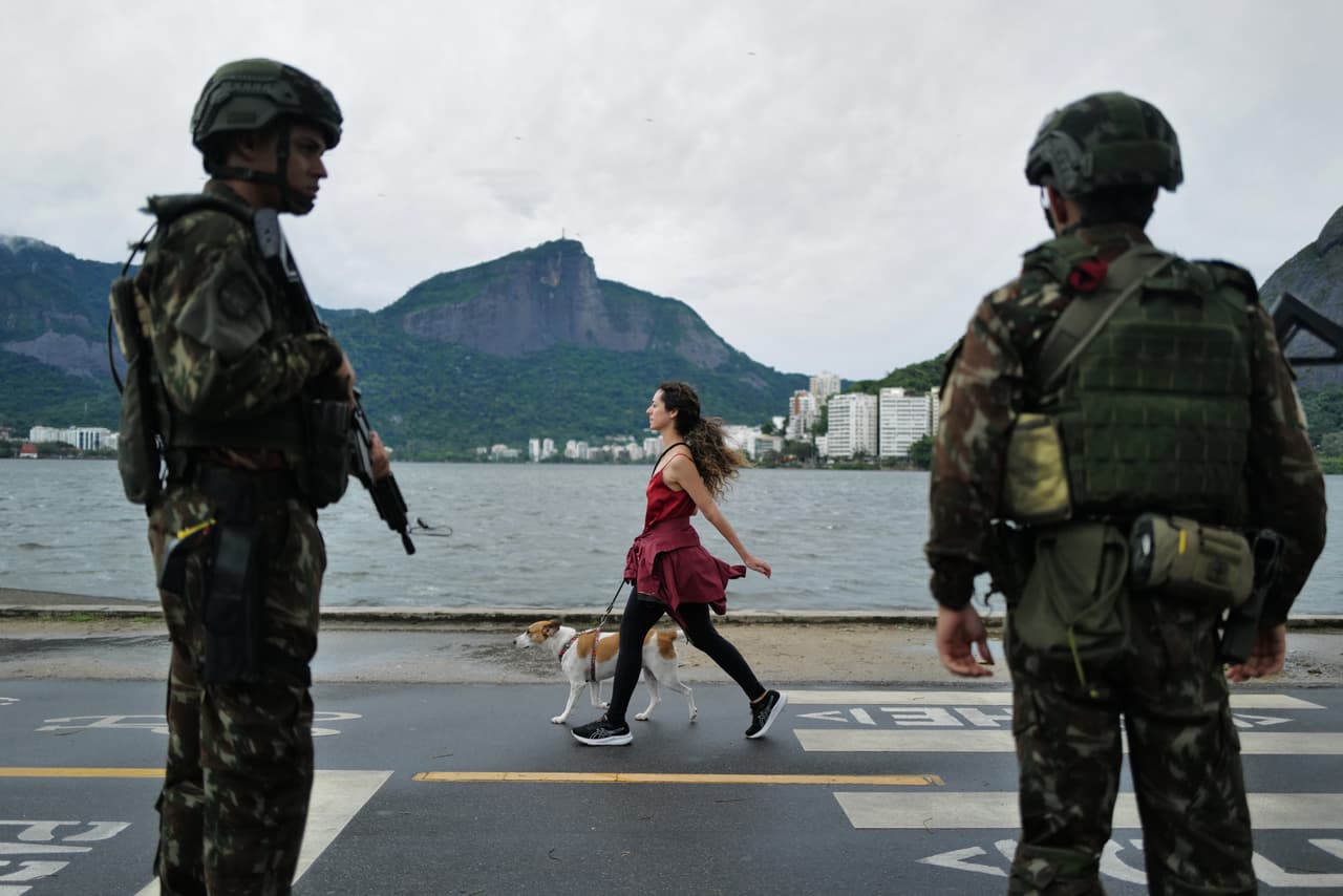 Soldados montan guardia durante la segunda vuelta de las elecciones presidenciales en Río de Janeiro, Brasil, el domingo 25 de octubre de 2026.