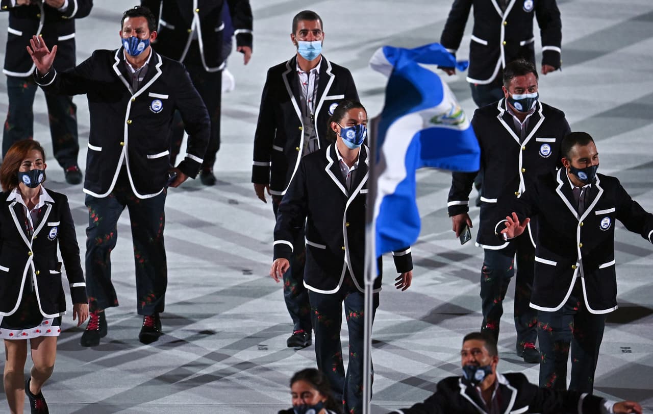 La bandera de El Salvador lució en todo lo alto durante la ceremnia de inauguración de los Juegos Olímpicos de Tokyo 2020.