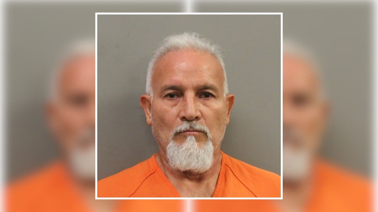 Acusan a un hombre del asesinato de su hermano de 78 años en el condado de Harris