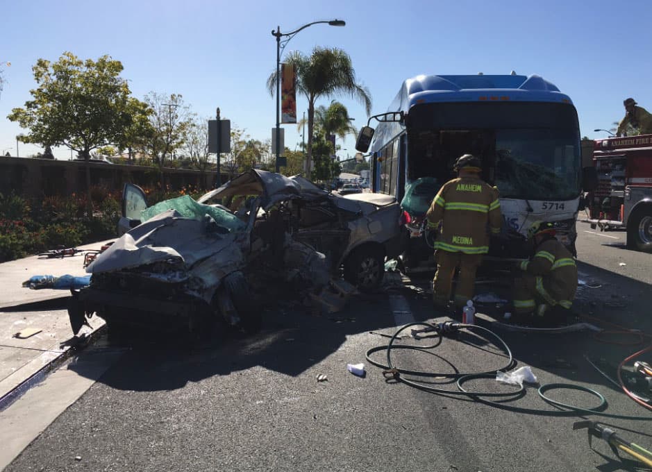 Un accidente entre un autobús de transporte público y un vehículo se reportó este martes en la ciudad de Anaheim, California.