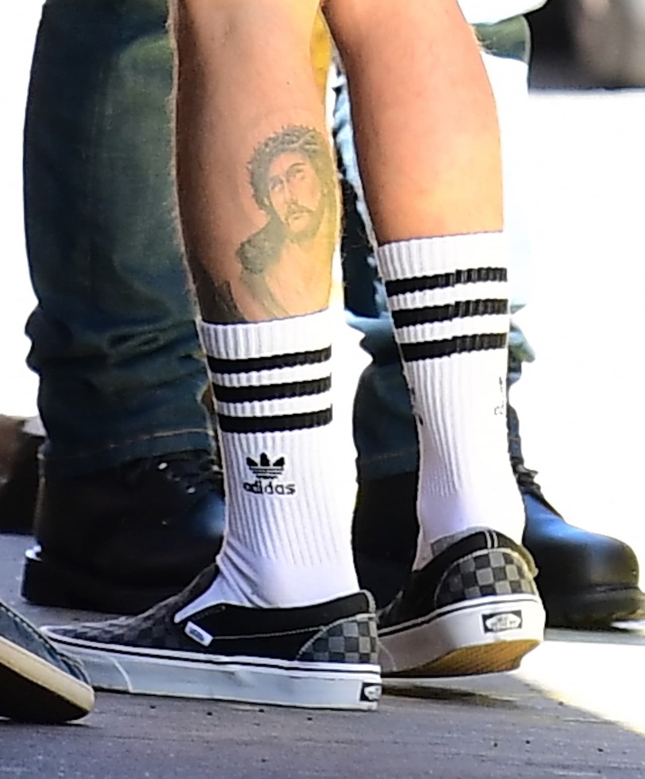 Justin Bieber, de pantalones cortos y dejando ver su tatuaje de Jesucristo en las piernas, estuvo dos horas en su servicio religioso. Al salir, abrazó y besó de manera afectuosa al Pastor Rich Wilkerson, quien ha ganado popularidad recientemente por ser amigo de Kourtney Kardashian.