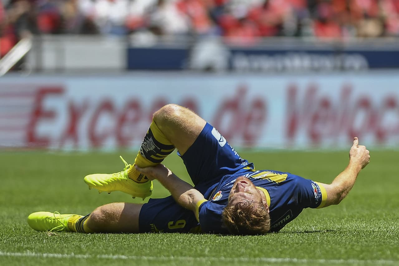 Aristeguieta e queja de una falta cerca del áreade los Diablos Rojos.