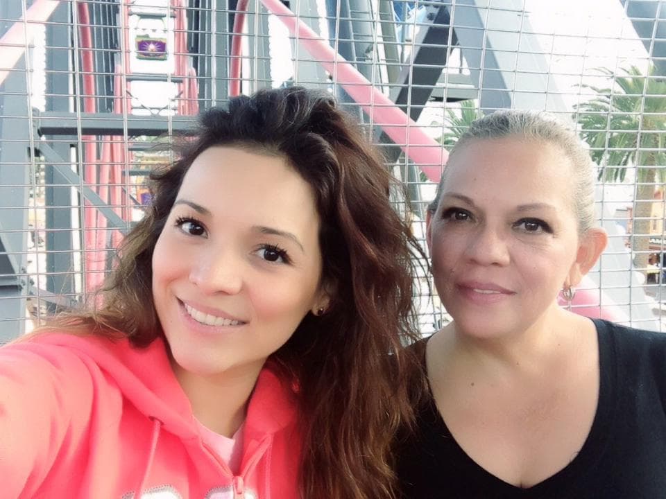 En esta imagen podemos apreciar el gran parecido de Karla con su madre. La comediante, quien habría cumplido 39 años este 25 de septiembre, murió solo tres días después de su cumpleaños.
<br>