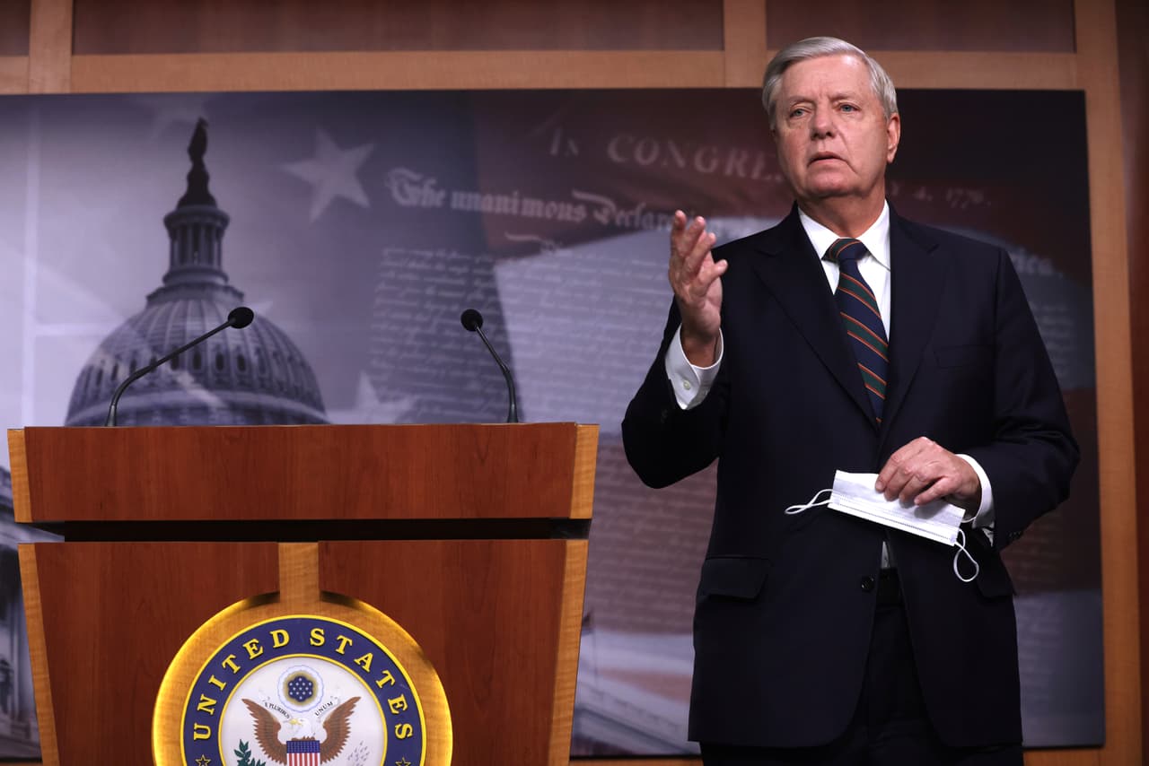 <h3 class="cms-H3-H3"><b>¿Qué sucederá ahora con las elecciones?</b></h3>
<br>
<br>Graham inició su carrera legislativa en 
<b>1994</b>, cuando fue elegido miembro de la Cámara de Representantes, en representación del tercer distrito de Carolina del Sur. 
<br>
<br>En 
<b>2002 llegó por primera vez al Senado. Desde entonces, fue reelegido en cuatro ocasiones y este año ya había ganado con amplio margen las primerias republicanas para buscar un quinto mandato.</b>