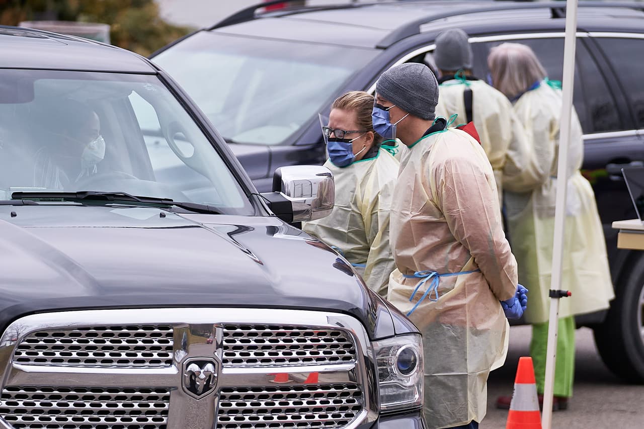 <b>Canadá.</b> El 16 de marzo se anunció que solo se permitiría la entrada al país de canadienses o residentes permanentes. Esta medida excluye a las tripulaciones de aviones, diplomáticos, familiares inmediatos de ciudadanos canadienses y ciudadanos estadounidenses. A partir del 18 de marzo su frontera con EEUU fue cerrada y solo cuatro aeropuertos continuarán aceptando vuelos internacionales. Tiene casi 600 casos registrados y ocho fallecidos.
<br>
