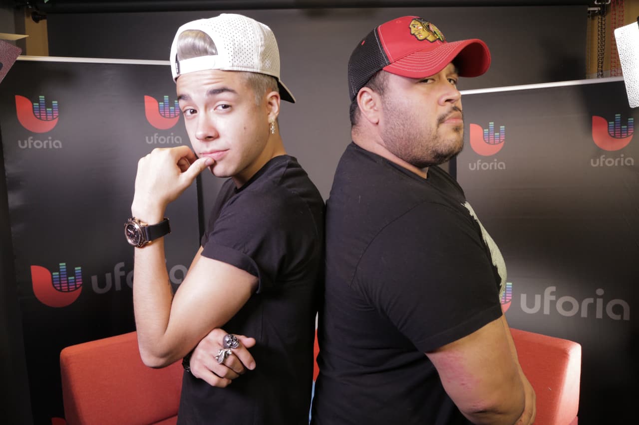 Así se divierte Mario Bautista durante sus entrevistas.