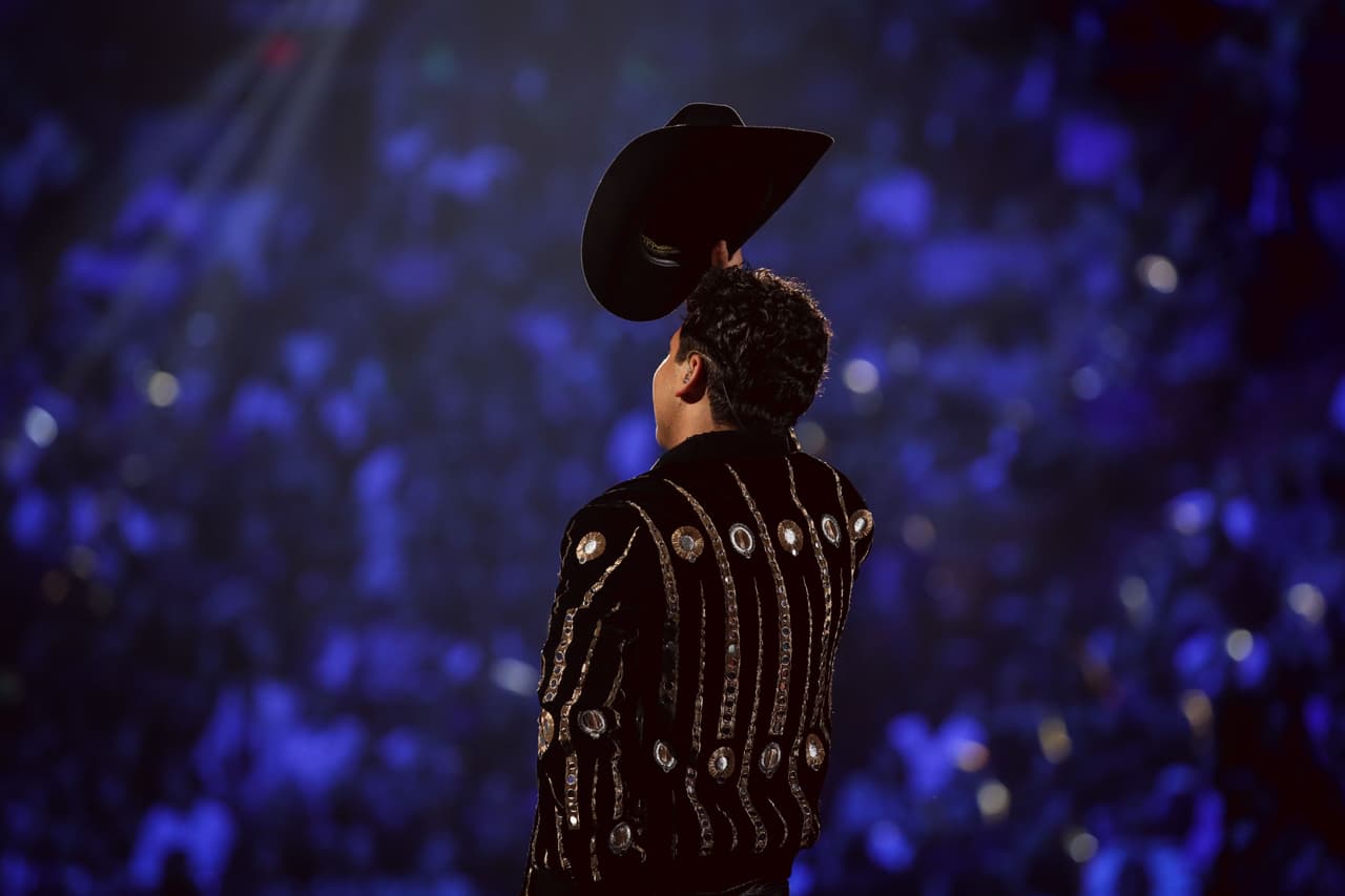 Uno de los talentos más jovenes en cantar esta noche en este escenario fue Christian Nodal, quine hasta terminó quitándose el sombrero para saludar a sus miles de fans.