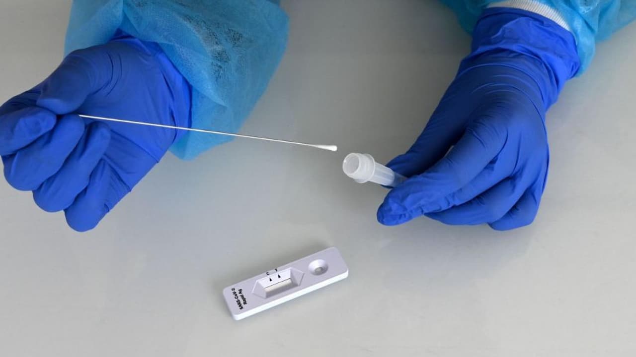 Denuncian irregularidades en centros de pruebas de covid