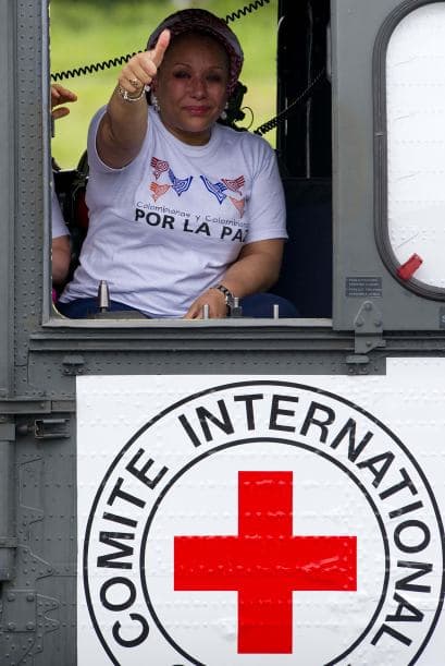 2 de abril. Las Fuerzas Armadas Revolucionarias de Colombia (FARC) libera a los últimos 10 soldados y policías secuestrados en Colombia. Los militares llegaron a una zona pre establecida en la ciudad colombiana de Villavicencio a bordo de un helicóptero brasileño. La nave los recogió en la selva gracias a los buenos oficios del Comité Internacional de la Cruz Roja (CICR) y Colombianas, y la organización Colombianos por la Paz (CCP).