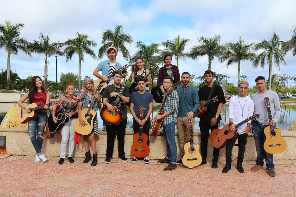 Estos chicos trajeron sus guitarras para las audiciones de La Banda en Puerto Rico.