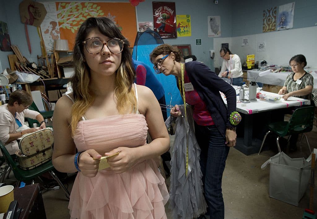 Regalan vestidos de baile de graduación en Sacramento