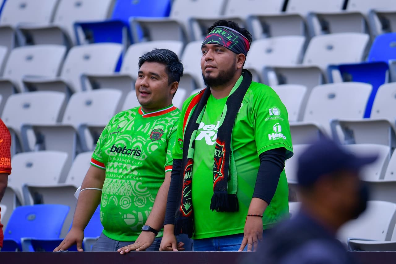 La afición de Juárez, aunque escasa, presente.