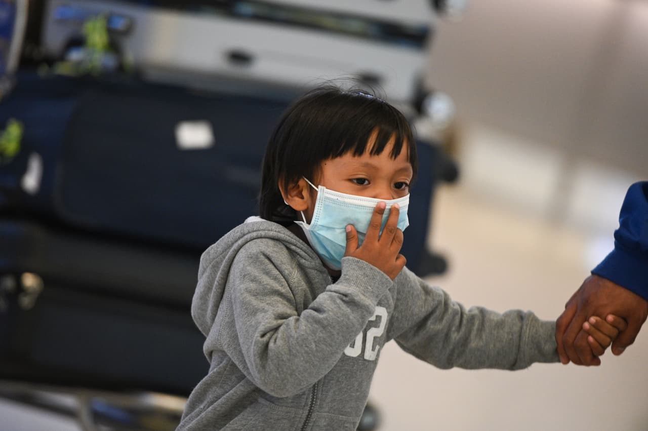 Mascarillas y tapabocas pueden ser peligrosas para menores de 2 años, según UC Davis