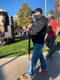 Un grupo de personas protestan por los resultados de las elecciones a días de que se posesione el presidente electo Joe Biden.
