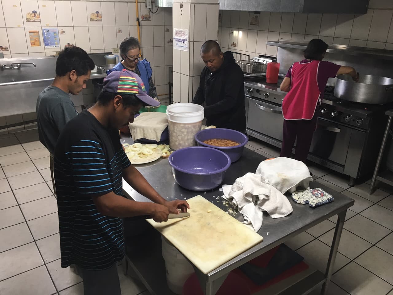 A pesar de la caída en los arrestos en la frontera, este lugar sigue alimentando a decenas de inmigrantes todos los días.