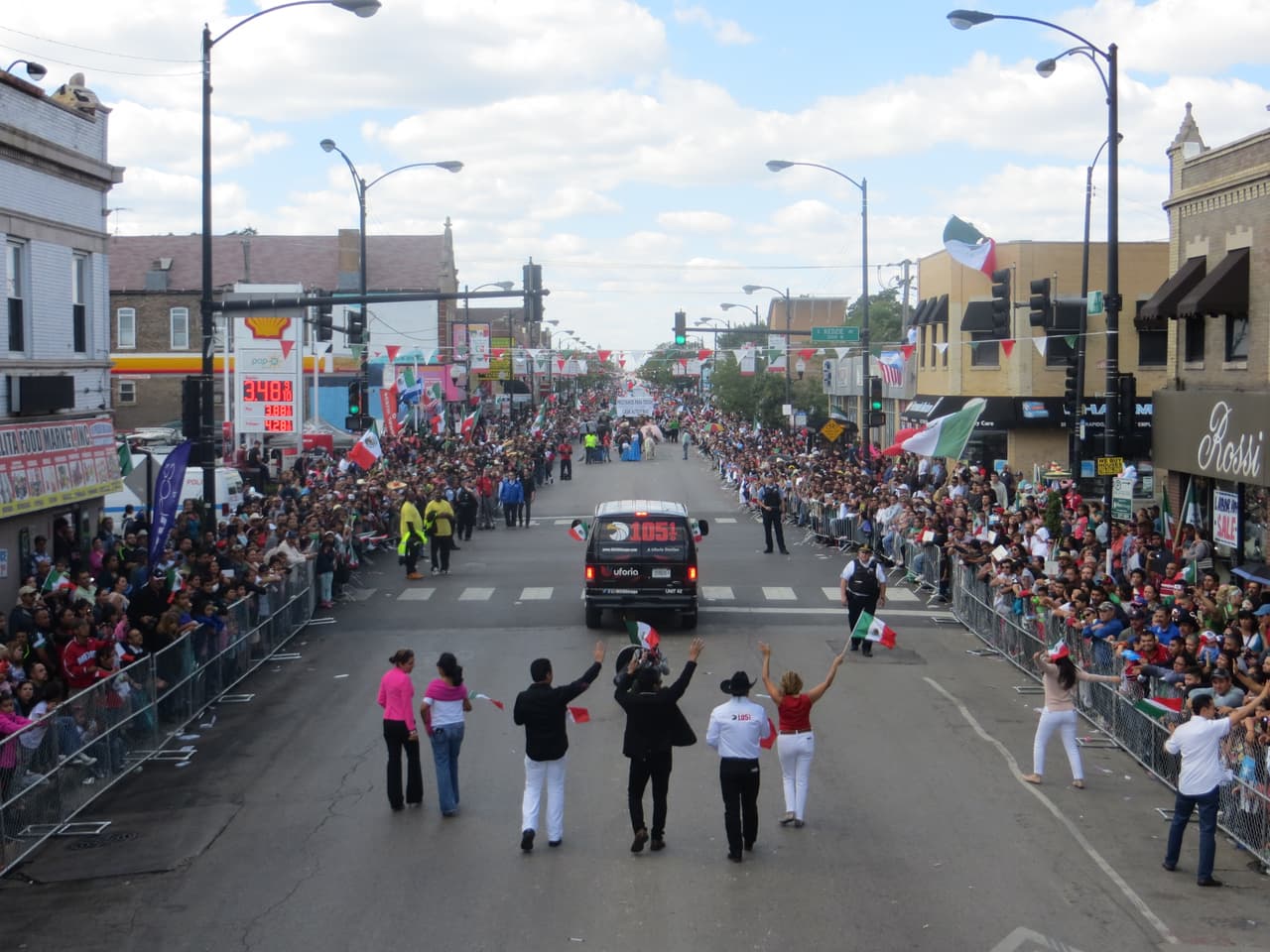 Talento de Univision dijo presente en este tradicional Desfile de La Villita de la Calle 26, donde vivimos con mucho orgullo las fiestas Patrias. ¡Viva México!