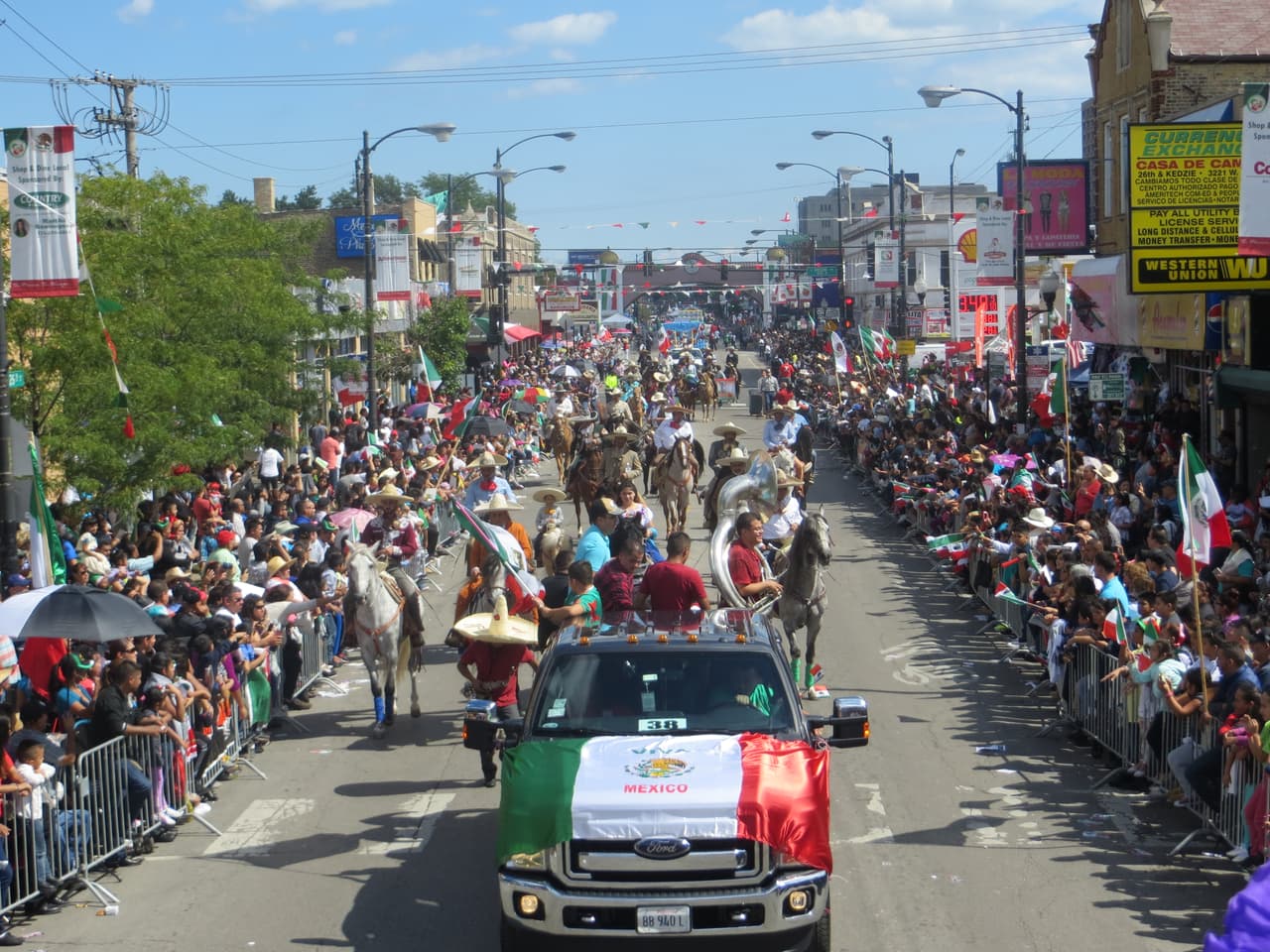 Talento de Univision dijo presente en este tradicional Desfile de La Villita de la Calle 26, donde vivimos con mucho orgullo las fiestas Patrias. ¡Viva México!