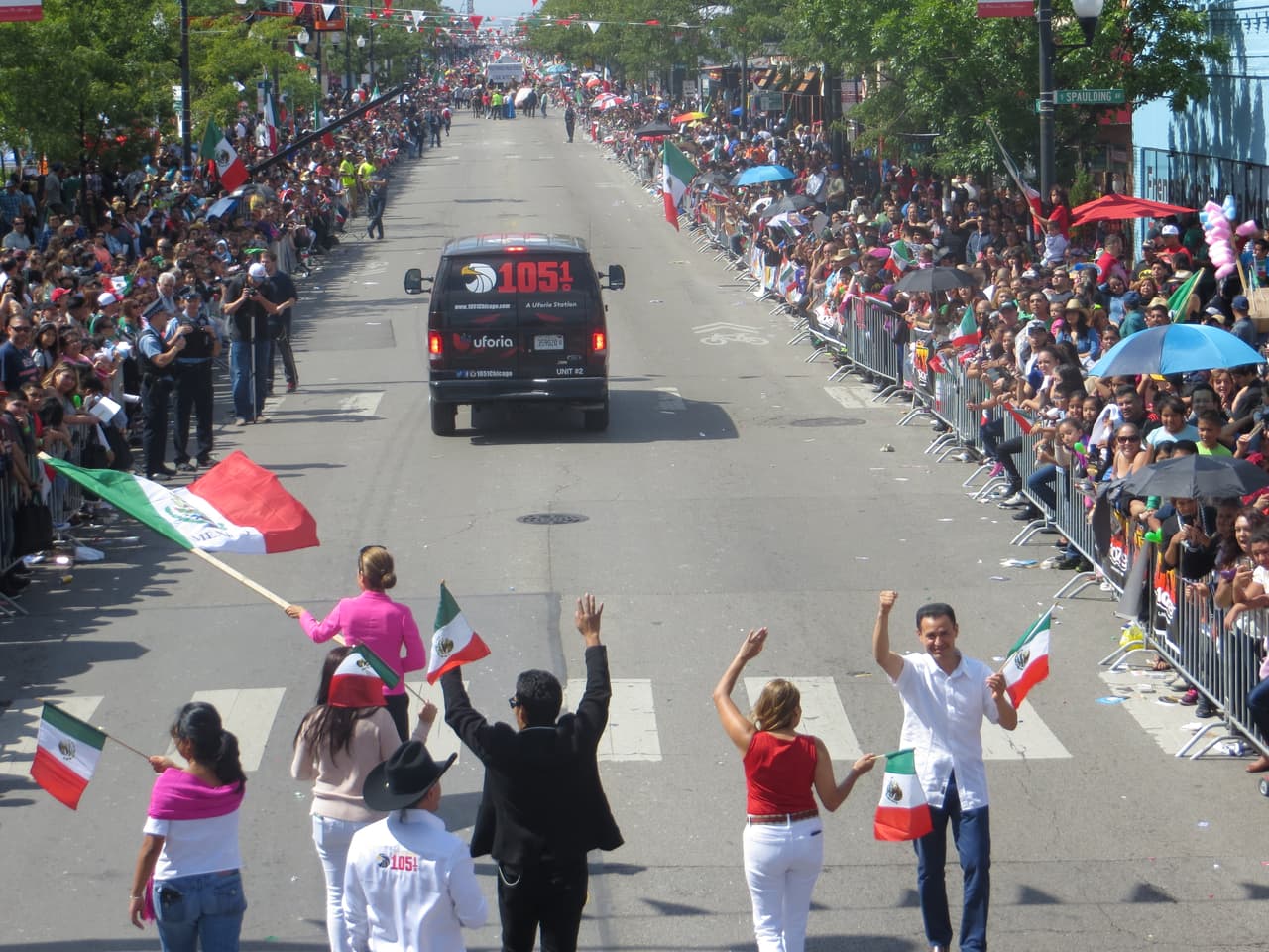 Talento de Univision dijo presente en este tradicional Desfile de La Villita de la Calle 26, donde vivimos con mucho orgullo las fiestas Patrias. ¡Viva México!