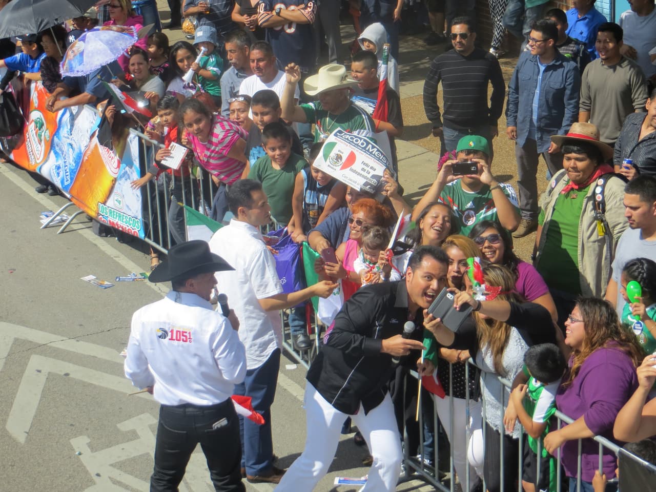 Talento de Univision dijo presente en este tradicional Desfile de La Villita de la Calle 26, donde vivimos con mucho orgullo las fiestas Patrias. ¡Viva México!