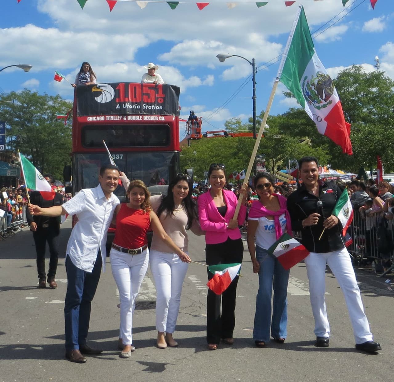 Talento de Univision dijo presente en este tradicional Desfile de La Villita de la Calle 26, donde vivimos con mucho orgullo las fiestas Patrias. ¡Viva México!
