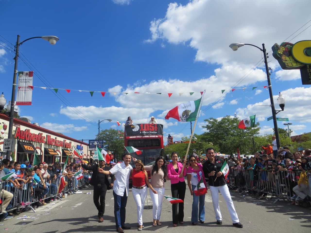 Talento de Univision dijo presente en este tradicional Desfile de La Villita de la Calle 26, donde vivimos con mucho orgullo las fiestas Patrias. ¡Viva México!