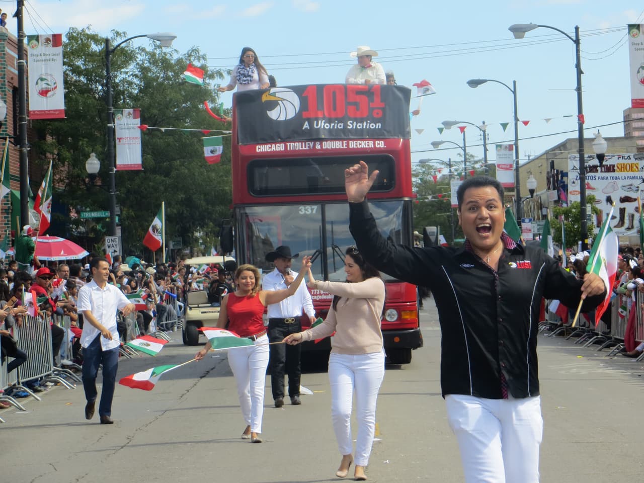 Talento de Univision dijo presente en este tradicional Desfile de La Villita de la Calle 26, donde vivimos con mucho orgullo las fiestas Patrias. ¡Viva México!