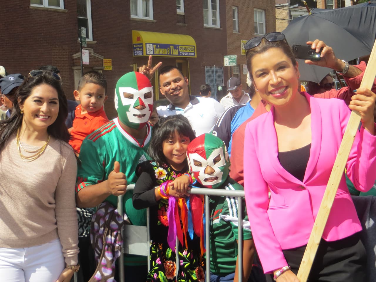 Talento de Univision dijo presente en este tradicional Desfile de La Villita de la Calle 26, donde vivimos con mucho orgullo las fiestas Patrias. ¡Viva México!