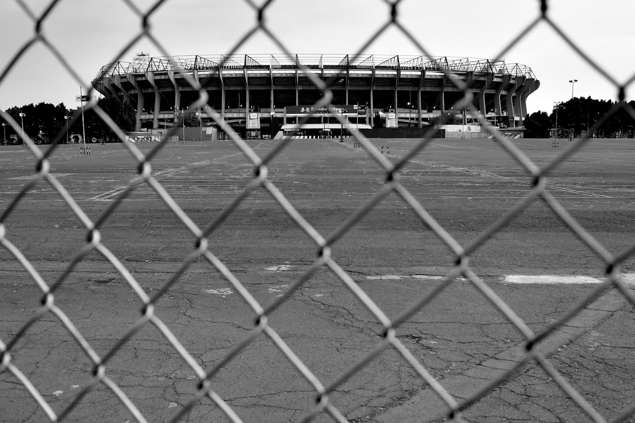 No sabemos cuándo, pero el futbol volverá. No existe una fecha exacta, pero vale la pena cuidar la salud y esperar. Entre Águilas y la Máquina se disputó el último encuentro del futbol mexicano hasta nuevo aviso. Así, tras las rejas, uno de los mejores estadios del mundo cerró sus puertas y el coronavirus frenó al deporte, frenó al futbol.