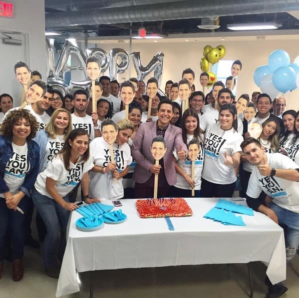 Exitoso, carismático y guapísimo pisa el escalón de los 35 años.