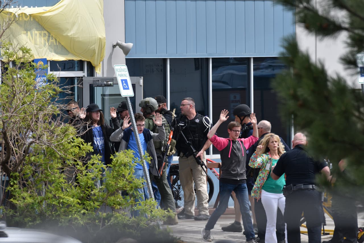 El principal sospechoso debe ser llevado al tribunal por la tarde para su audiencia de acusación. El gobernador demócrata de Colorado, Jared Polis, denunció durante la misma conferencia de prensa que se trató de "un acto de violencia gratuita que Estados Unidos ve con demasiada frecuencia".. En la foto los alumnos de la escuela STEM durante la evacuación.