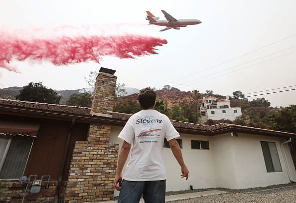 Identifiquen varias rutas de escape distintas para salir de su casa y de la comunidad. Practíquenlas a menudo para que todos en la familia sepan qué hacer en caso de emergencia.