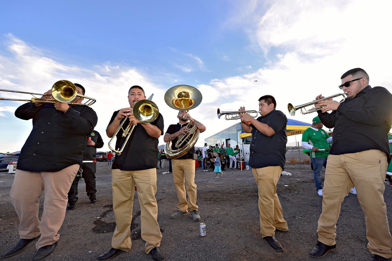 Los fanáticos mexicanos prendieron la fiesta en Las Vegas en medio del amistoso contra Islandia. Disfraces, colorido, amigos, familias, bellas mujeres y hasta música fueron parte del colorido de los presentes. Donde hay mexicanos ha música.