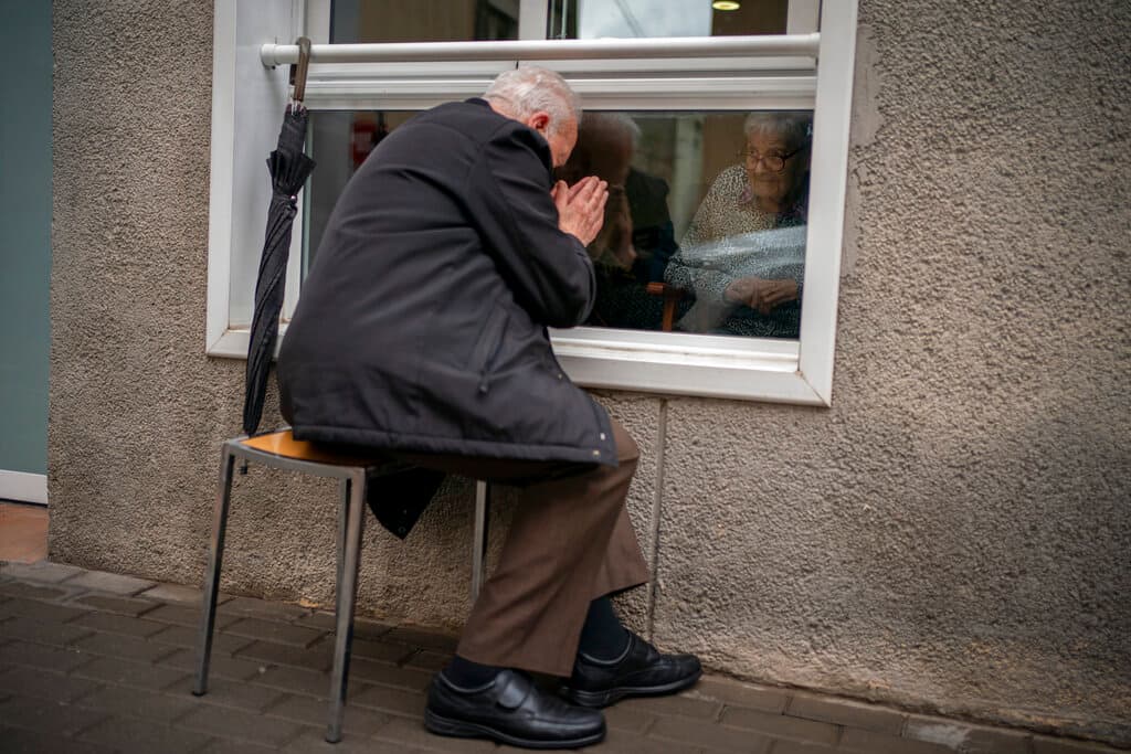 En sus visitas, Javier aprovecha para realizar
<b>una oración por el bienestar de su esposa</b>. En ella pide que acabe pronto la pandemia de covid-19 y puedan reunirse físicamente sin cristal de por medio.