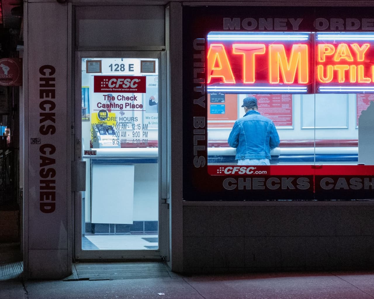 Las ubicaciones comunes para los “skimmers” incluyen gasolineras y cajeros automáticos de tiendas de conveniencia, aunque las cooperativas de crédito y los cajeros automáticos bancarios también están sujetos a estos delitos.
<br>